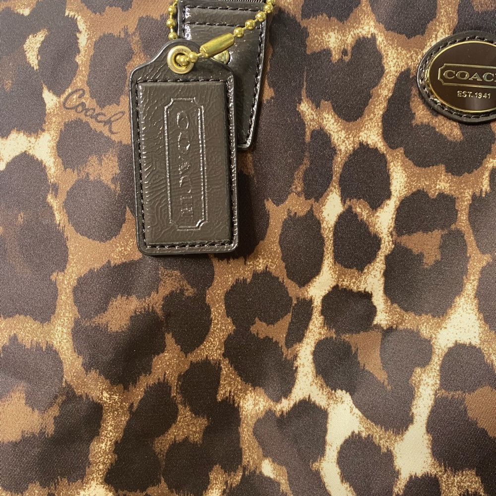 Authentic Cheetah/Leopard Coach tote/Shoulder bag W/Detachable Makeup Bag - Picture 3 of 15